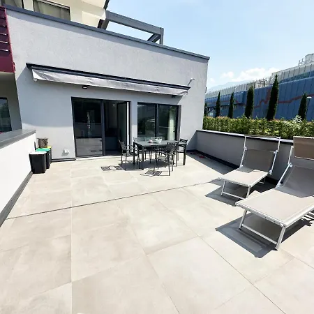 Zangirolami - Luxury Garden And Balcony
